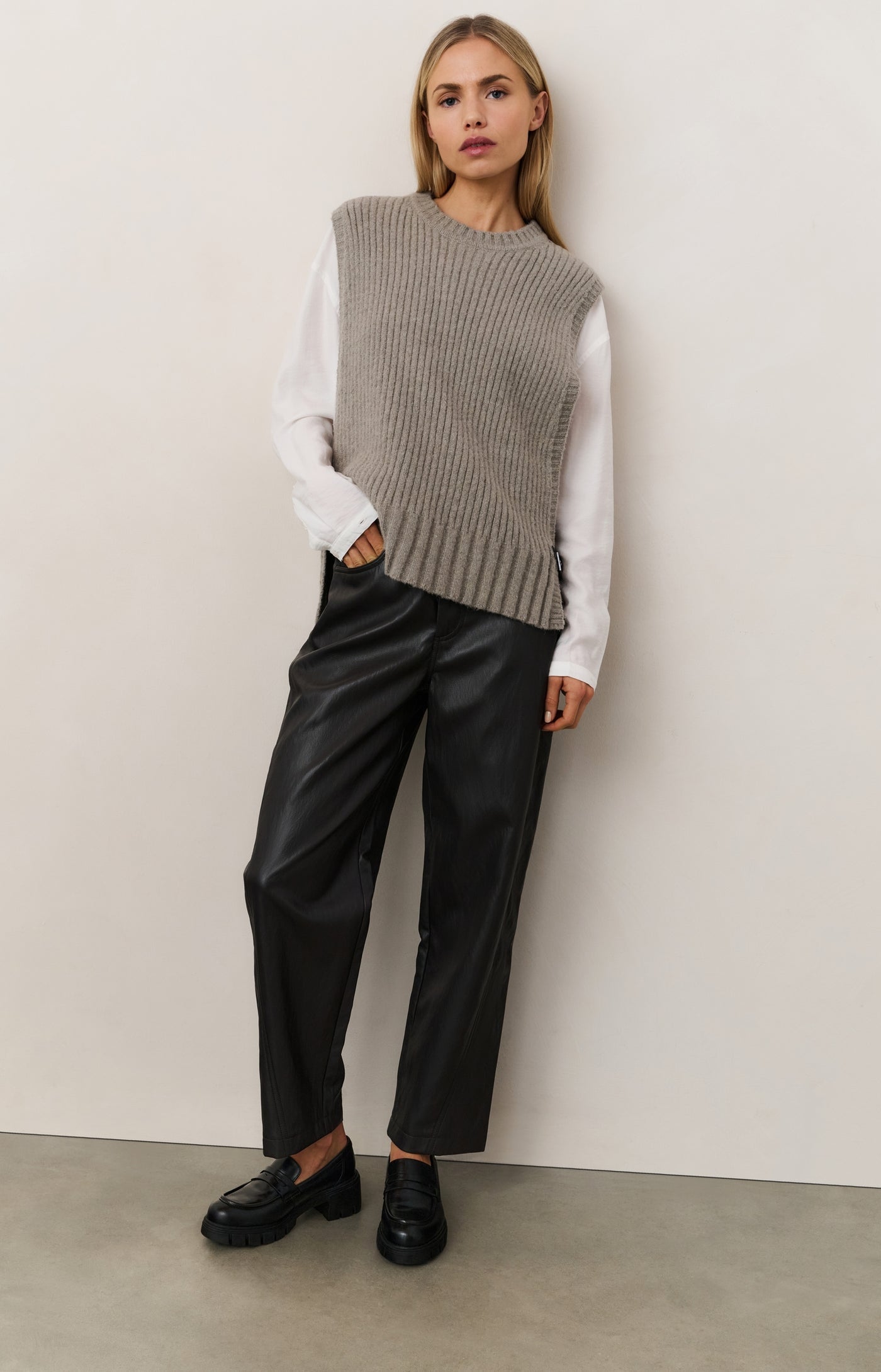 Ribbed Sleeveless Sweater w Side Buckle