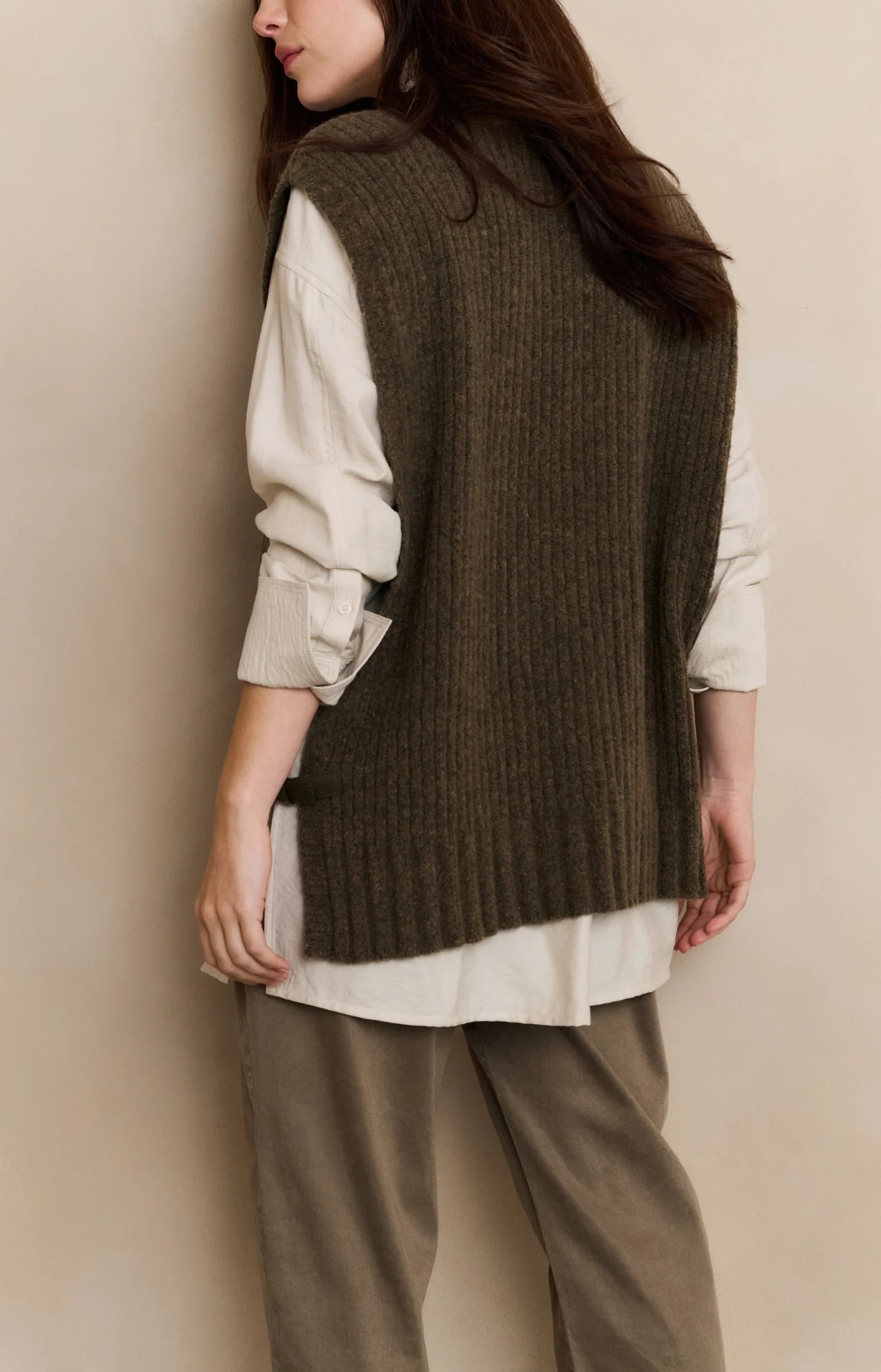 Ribbed Sleeveless Sweater w Side Buckle
