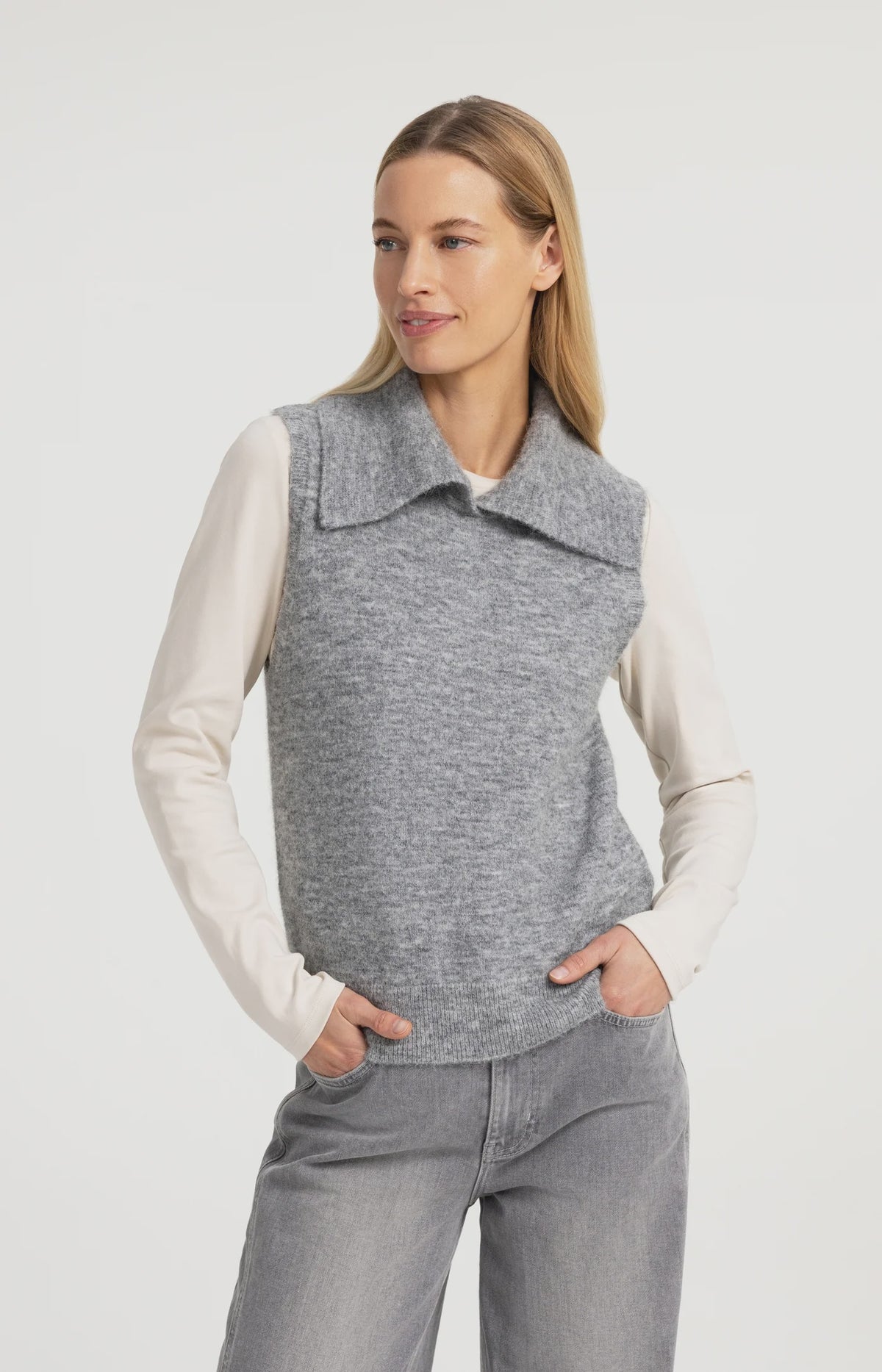 Sleeveless Knitted Top with Collar