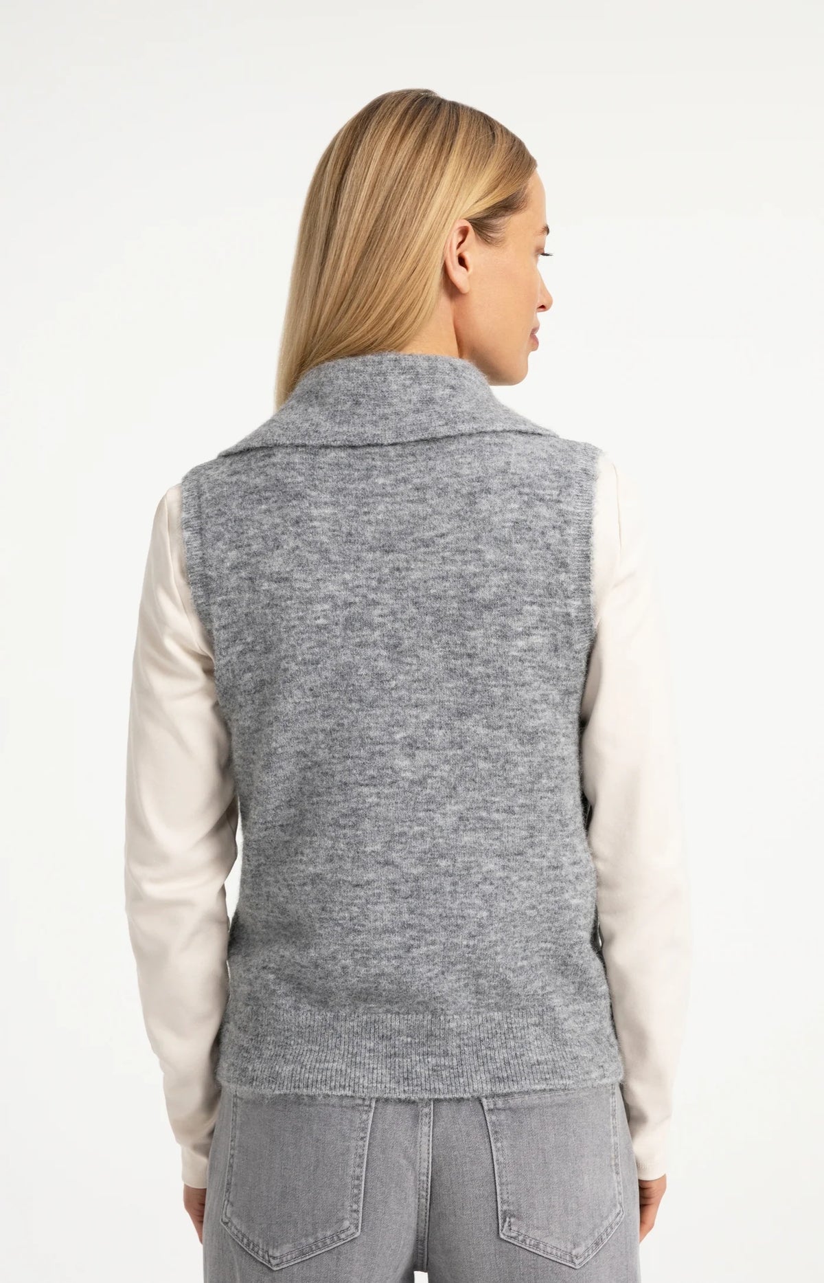 Sleeveless Knitted Top with Collar