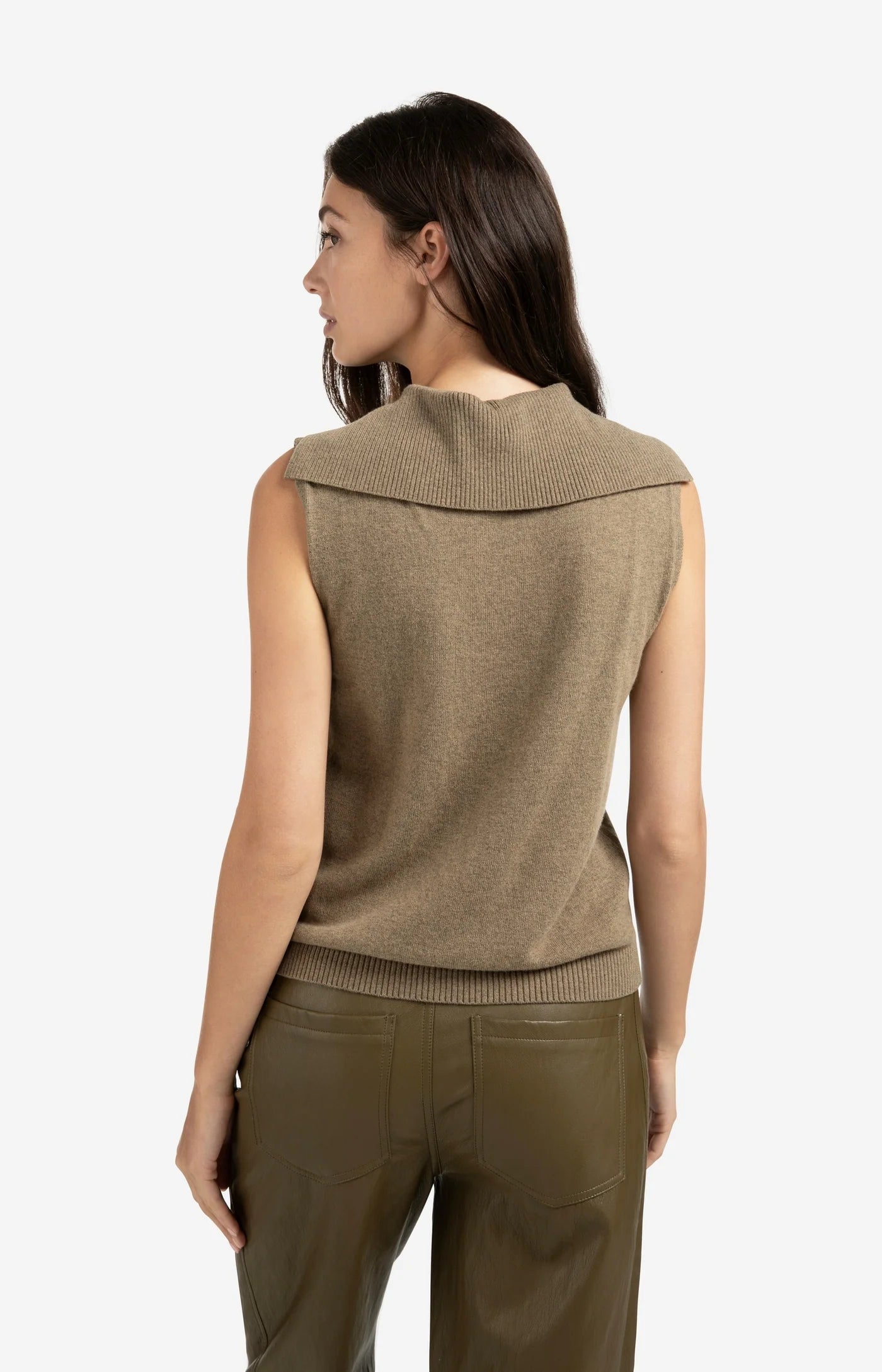 Sleeveless Knitted Top with Collar